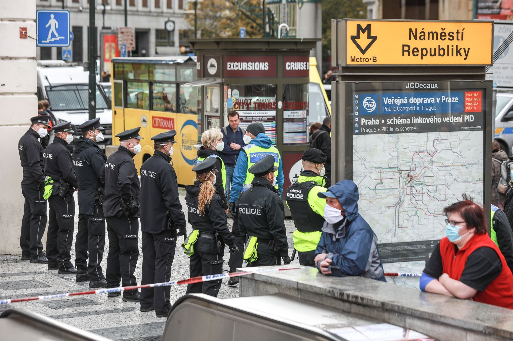 Demonstrace proti omezování svobod, koronavirus, Náměstí republiky, 28. 10. 2020