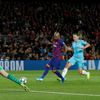 Arturo Vidal dává gól z ofsajdu v zápase LM Barcelona - Slavia Praha