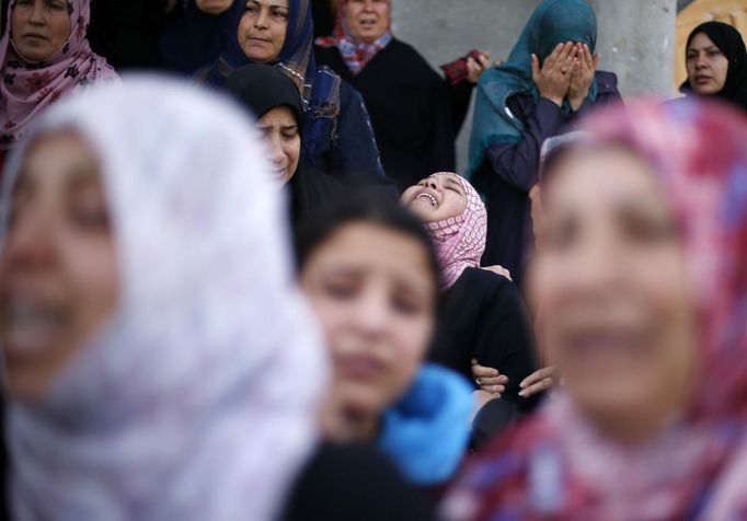 Relatives of Palestinian boy Faris Basyoni, who was killed in an Israeli air strike, mourn during his funeral in Beit Hanoun in the northern Gaza Strip November 16, 2012. Basyoni was killed on Thursday night when an Israeli air strike hit his family house. Egypt opened a tiny window to emergency peace diplomacy in Gaza on Friday, but hopes for even a brief ceasefire while its prime minister was inside the bombarded enclave to talk to leaders of the Islamist Hamas movement were immediately dashed. REUTERS/Suhaib Salem (GAZA - Tags: CIVIL UNREST MILITARY POLITICS) Published: Lis. 16, 2012, 11:05 dop.