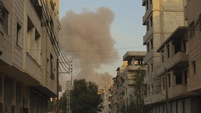 Syrské vládní letouny bombardují Damašek.