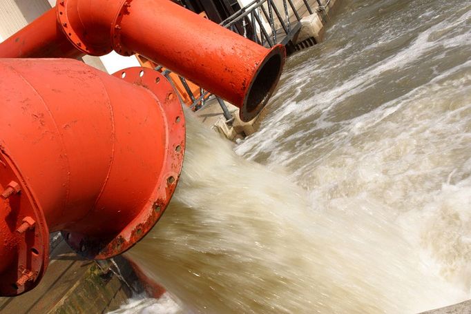 Deluge of water from drain pipes