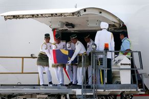 Foto: Malajsie truchlí, dorazily ostatky cestujících z MH17