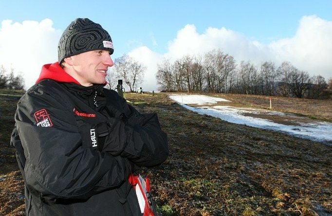 Organizátoři se médiím vyhýbají, mimo záběry objektivu krčí rameny a doufají, že se brzy ochladí.