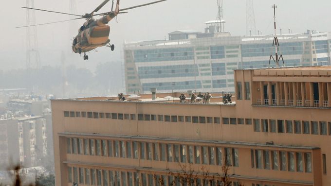 Afghánské jednotky vyskakují na střechu vojenské nemocnice v Kábulu, kterou napadl Islámský stát.