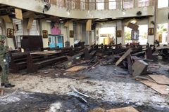 Pumový útok na katolický kostel na Filipínách zabil během mše nejméně 20 lidí