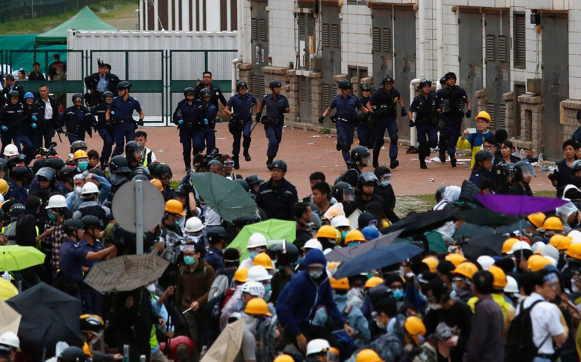 Střety demonstrantů s policisty v Hongkongu - 1. prosince