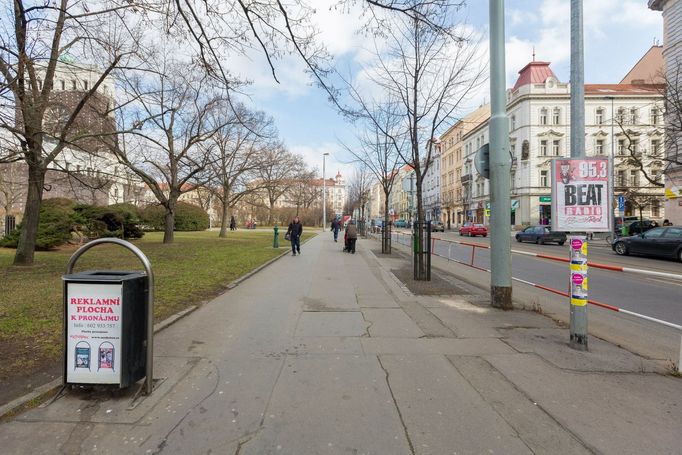 Kvůli několikrát vyměňovaných kabelům a trubkám je chodník kostrbatý.