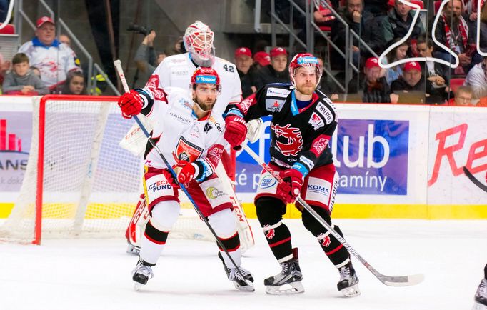 Třinec - Hradec, 4. semifinále play-off hokejové extraligy 2018: Dominik Graňák (vlevo) a Roman Vlach, v pozadí brankář Patrik Rybár