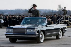Foto: 100 let limuzín pro sovětské papaláše, obojživelníků i kopií Ferrari. Ruský ZIL slaví výročí