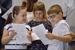 Poslední žáci přebírají vysvědčení, mnoho dětí stráví prázdniny v Česku
