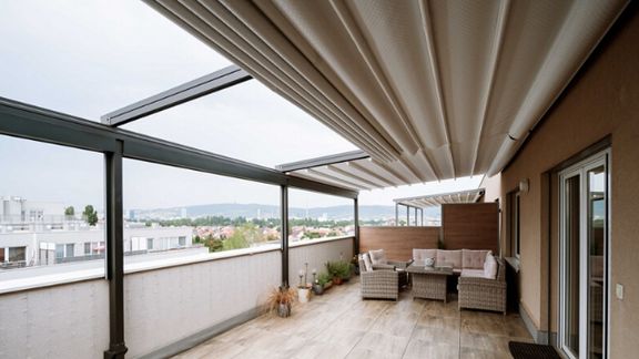 Moderní zastřešení pergolou s posuvnou střechou EVA se hodí nejen na zahradu! Skvěle vypadá i na balkoně.