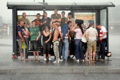 Přívalový déšť vytopil i metro, blesk zabil krávy