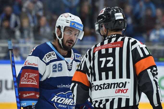 Hokejová extraliga 2021/22: Martin Zaťovič z Komety v debatě s rozhodčím Pavlem Obadalem.