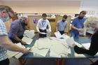 Sčítání hlasovacích lístků v jednom z ostravských volebních obvodů krátce po uzavření volebních místností.