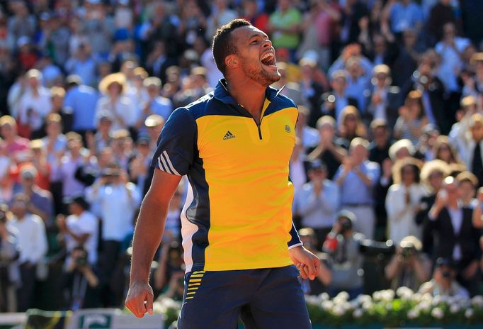 Jo-Wilfried Tsonga v zápase s Rogerem Federerem na French Open 2013