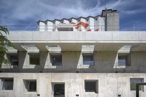 Betonová budova u Prahy vyhrála cenu za architekturu. V Evropě jich stojí jen pár