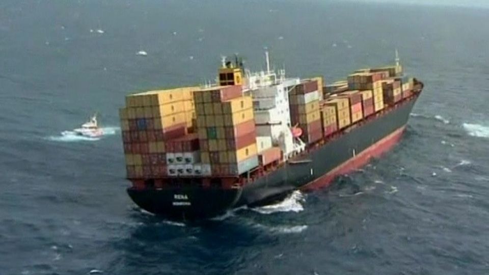 Video: Loď uvízla na mělčině, Pacifikem se šíří olejová skvrna