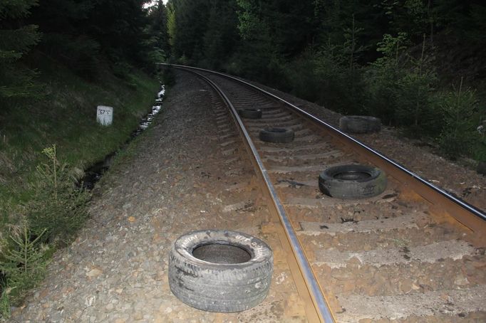 Pneumatiky na kolejích na Českolipsku.