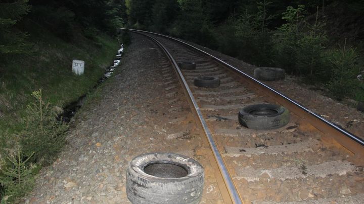 Na Českolipsku někdo ze svahu házel pneumatiky na jedoucí vlak, pátrá po něm policie
