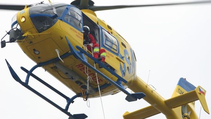Pro dělníka musel letět vrtulník z Ústí, pražská helikoptéra totiž už zasahovala jinde (ilustrační foto).