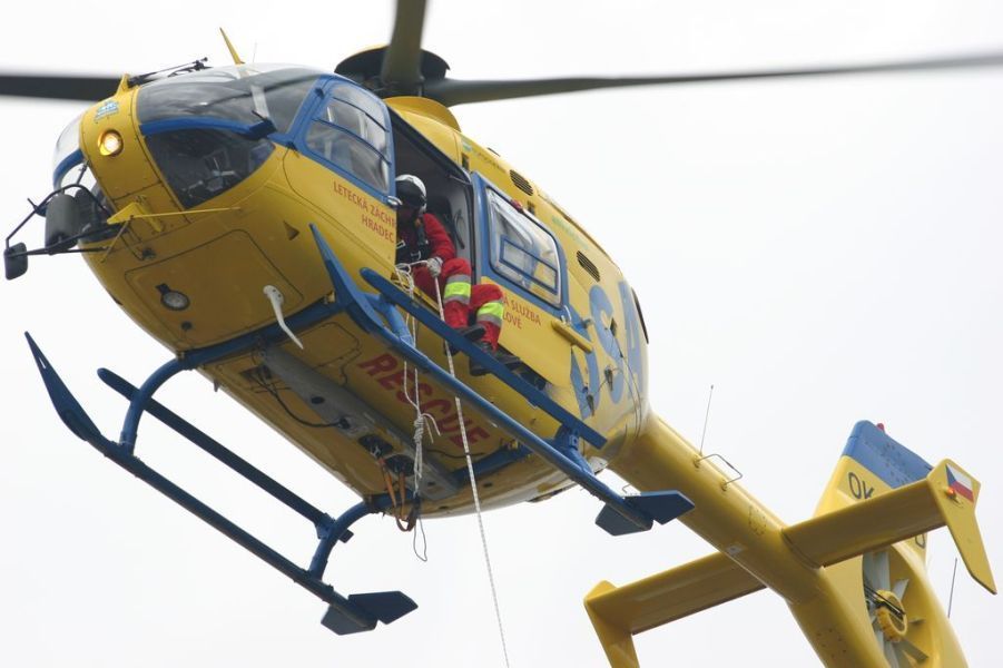 Do nemocnice dopraví vrtulník pacienta za pár minut. Další minuty ale zabere cesta z heliportů do budovy nemocnice.