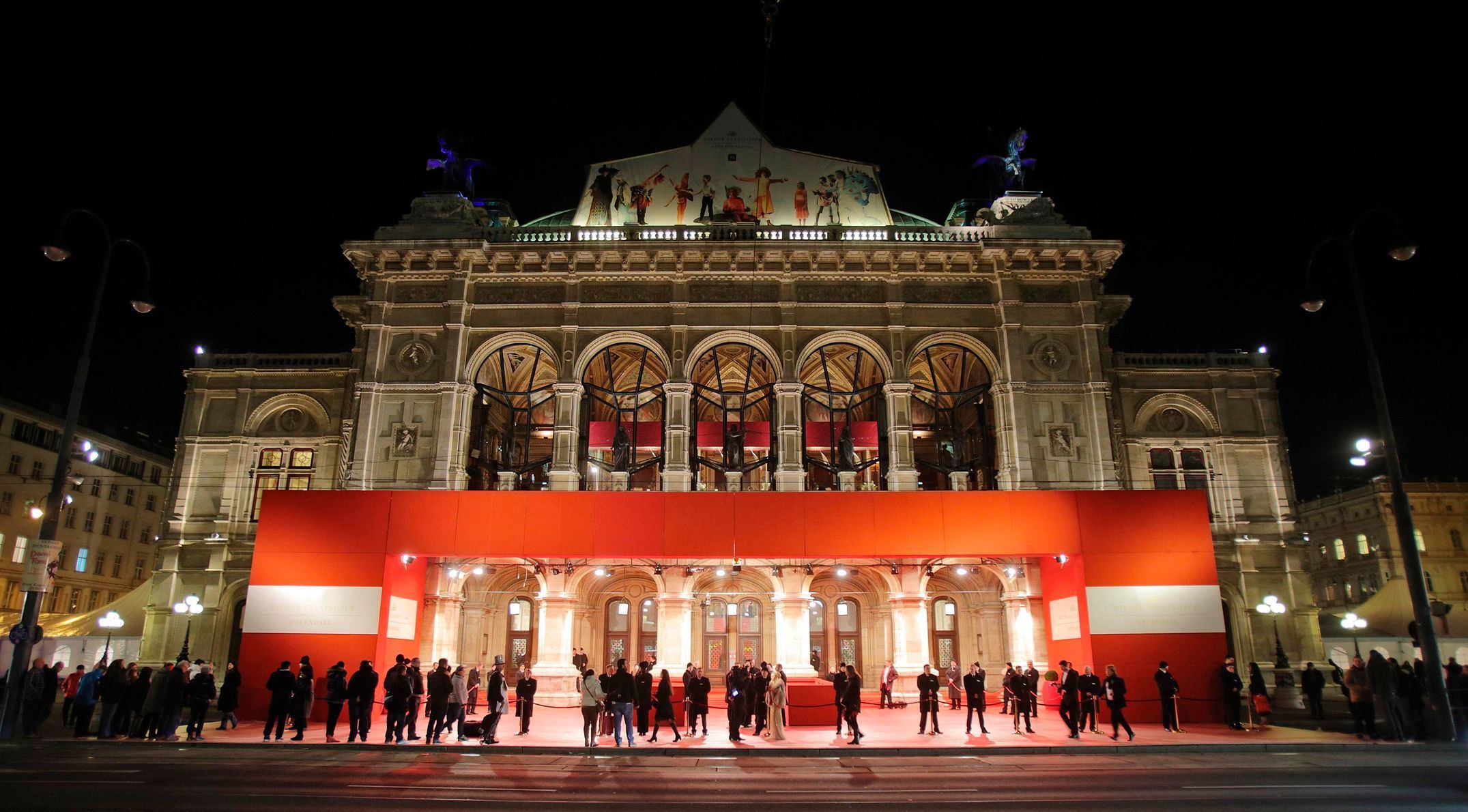 Австрия приезжал. Vienna Opera House в новый год. Венский фарс. Что интересней театр или городская площадь. Вене, ну, обязательно пошел посмотреть ту самую оперу.