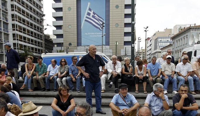 People gather in central Athens ahead of a demonstration against the visit of German Chancellor Angela Merkel, October 9, 2012. Merkel flew to the heart of Europe's debt crisis on Tuesday, braving protests by angry Greeks to take a message of support - but no new money - to a near-bankrupt nation fighting to stay in the Euro. REUTERS/John Kolesidis (GREECE - Tags: POLITICS BUSINESS) Published: Říj. 9, 2012, 10:49 dop.