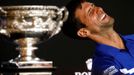 Novak Djokovič s trofejí pro vítěze Australian Open.