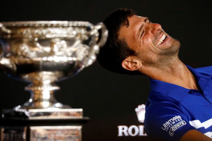 Novak Djokovič s trofejí pro vítěze Australian Open.