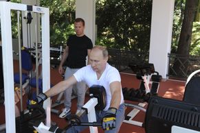 Putin vyrazil s Medveděvem do posilovny, pak si dali steaky