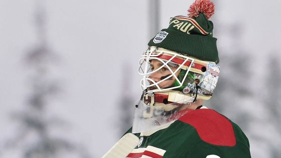 Brankář Cam Talbot v dresu Minnesoty.