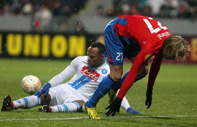 Fotbal, Evropská liga, Plzeň - Neapol: František Rajtoral - Juan Zúňiga (vlevo)