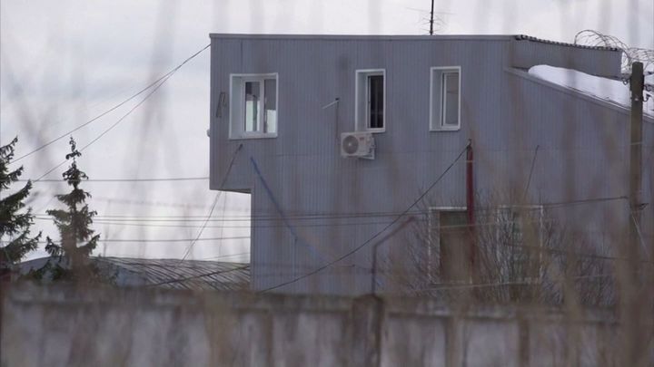 Striktní režim, 16 lidí na cele. Snažím se nebýt zvířetem, píše z vězení Navalnyj; Zdroj foto: Reuters