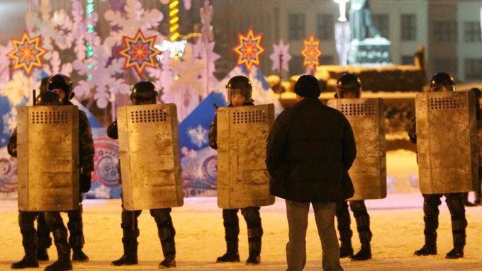 Tak vypadal začátek nedělního zásahu policejních složek proti odpůrcům prezidenta Lukašenka v centru Minsku.