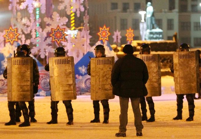 Tak vypadal začátek nedělního zásahu policejních složek proti odpůrcům prezidenta Lukašenka v centru Minsku.