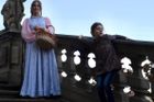 Slavnou scénu na schodech připomíná střevíček a někdy také protagonistka slavné Popelky v modro-růžových šatech...
