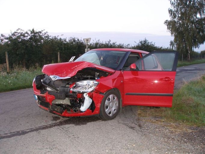 Odmrčtěné vozidlo se čelně srazilo s protijedoucím kamionem. Dvě spolujezdkyně na místě zemřely