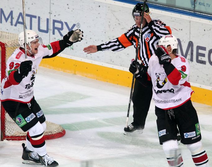 Jevgenij Kuzněcov srovnal stav na 2:2, raduje se s ním autor nahrávky Andrej Popov. Od té doby ale dával góly už jen Lev.