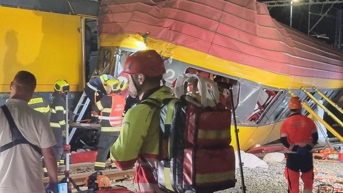 Drážní hasiči při odklízení následků srážky vlaků v Pardubicích.