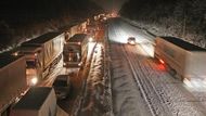 Pohled na stojící kolonu na 111. kilometru dálnice D1. Dálnice byla uzavřena na Vysočině od devíti do jedné hodiny v noci na 18. prosince.
