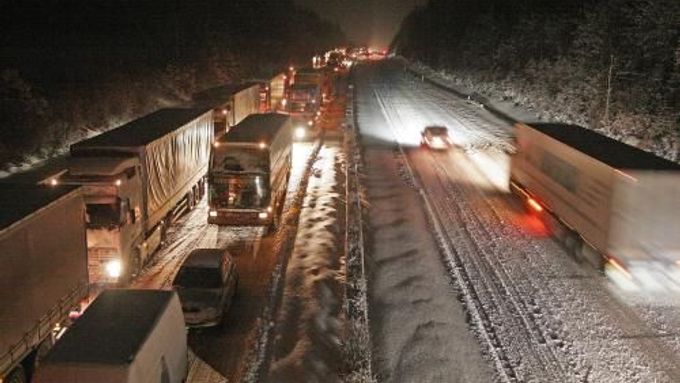 Pohled na stojící kolonu na 111. kilometru dálnice D1. Dálnice byla uzavřena na Vysočině od devíti do jedné hodiny v noci na 18. prosince.