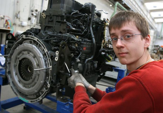 Panu Petrášovi je 21 let, v kopřivnickém učilišti se vyučil. V továrně samotné pracuje třičtvrtě roku, momentálně seřizuje motory Renault pro nové tatry pro armádu.