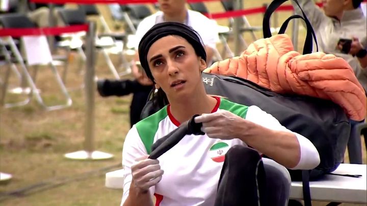 Íránku bez šátku oslavovali jako hrdinku. Po podivném návratu domů se začala omlouvat; Zdroj foto: Reuters