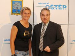 Barbora Špotáková a starosta Jablonce nad Nisou Petr Tulpa představují logo mítinku.