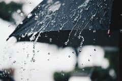 V úterý bude v části Česka vydatně pršet. Teploty v týdnu klesnou pod 20 stupňů