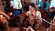 Srí Lanka: Během jarních bojů mezi vládou a Tamilskými tygry zůstaly desítky tisíc civilních obyvatel Srí Lanky uvězněny bez pomoci a jen s omezenou zdravotní péčí. Do válečné oblasti nesměly vstoupit ani humanitární organizace.