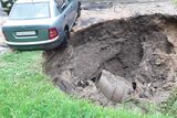 Také v ulici Rychtářská došlo k propadnutí půdy a uvízlo v ní osobní auto.