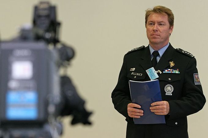 Bývalý policejní prezident Vladislav Husák, promluvil k novinářům na tiskové konferenci ohledně cvičné krizové situace, při níž mimo jiné sdělil, že bylo "zabito" pět pasažerů a že s "únosci" dále vyjednávají.