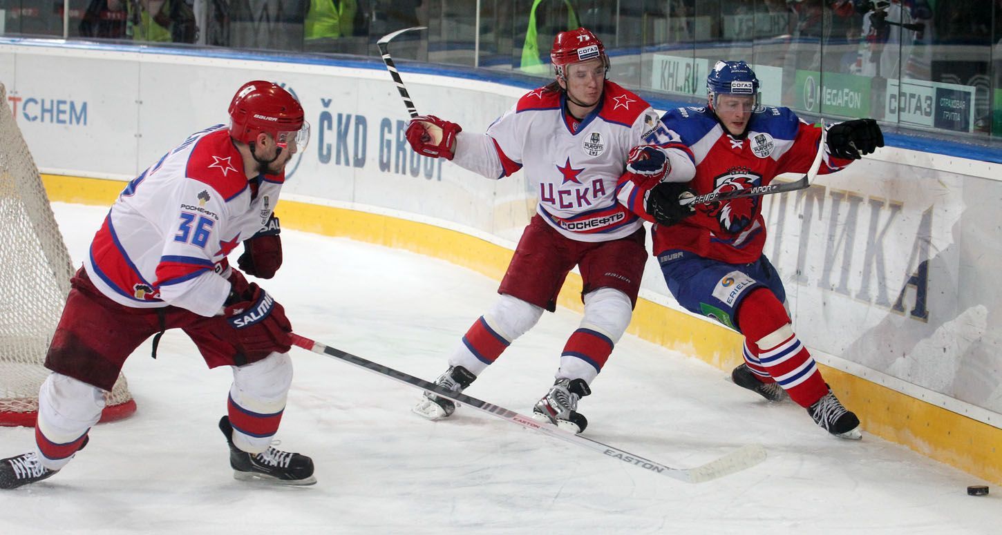 Hokej, KHL, Lev Praha - CSKA Moskva: Jevgenij Rjasenskij (uprostřed)