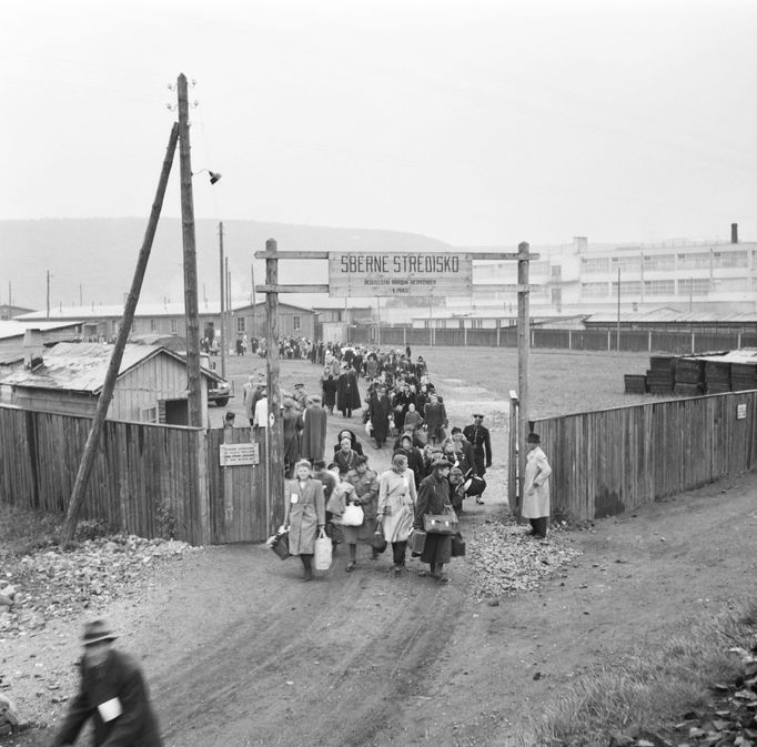 Odjezd pátého transportu Němců z Modřan do amerického okupačního pásma 16. května 1946.